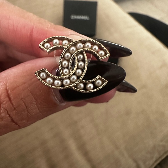 CHANEL Golden Pearly White Single Earring - Picture 3 of 6